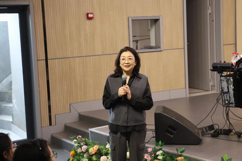 尹爱青教授走进郑州轻工业大学  人文艺术讲堂